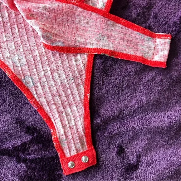 SOCIALITE Red Floral Flutter Sleeve Bodysuit - Picture 9 of 12